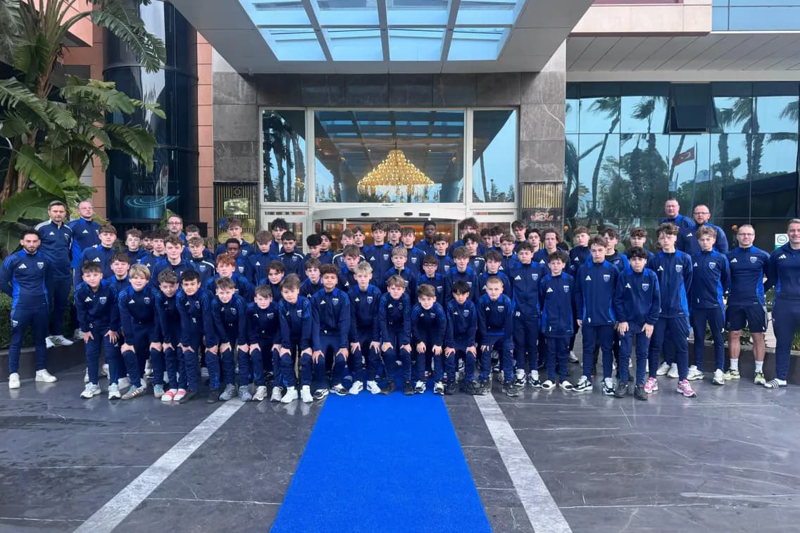 Die Kickers-Jugend vor dem Hotel in Antalya